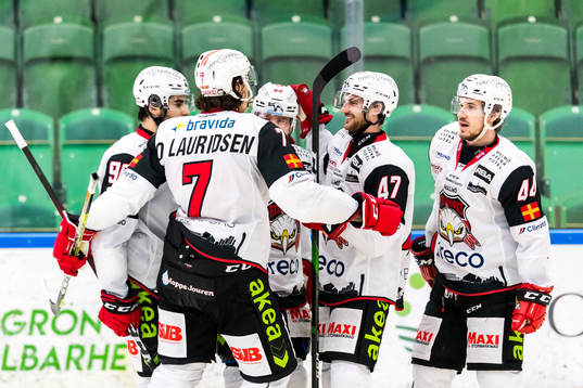 Malmö Redhawks Victor Backman jublar med lagkamrater