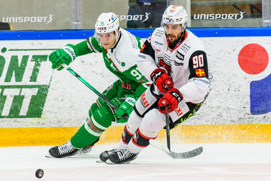 Rögles Adam Tambellini i kamp om pucken med Malmö