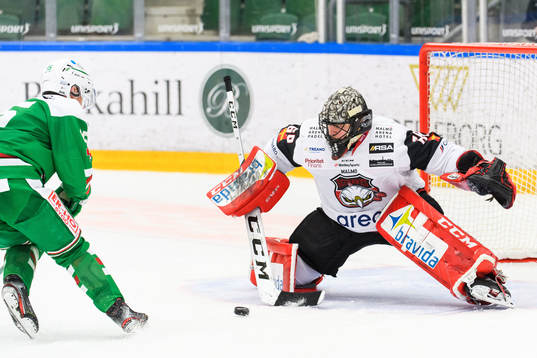 Rögles Simon Ryfors och Malmö Redhawks målvakt Oscar