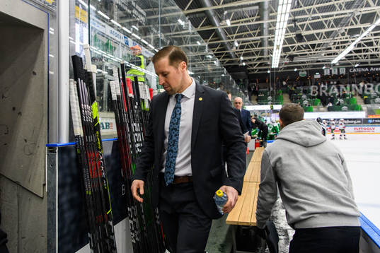 Rögles tränare Cam Abbott deppar
