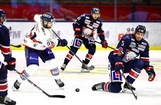 Växjös Andrew Calof och lli5<under ishockeymatchen i SHL