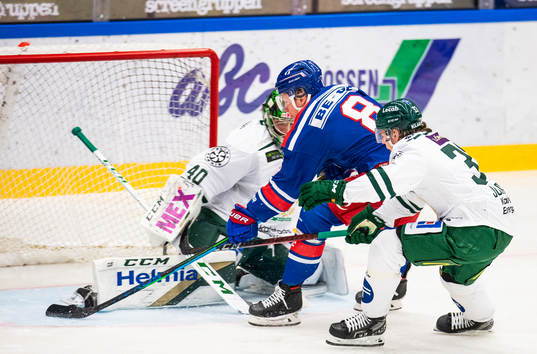 Oskarshamns Fredrik Olofsson gör 1-0 bakom Färjestads