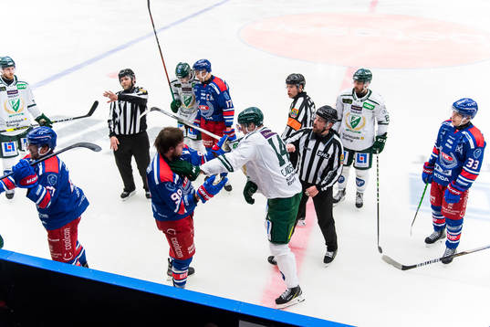 Bråk mellan Oskarshamns Oliver Larsen och Färjestads