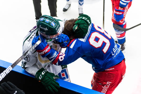 Bråk mellan Oskarshamns Oliver Larsen och Färjestads