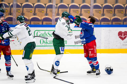 Oskarshamns Brian Cooper och Färjestads Adam Ginning i