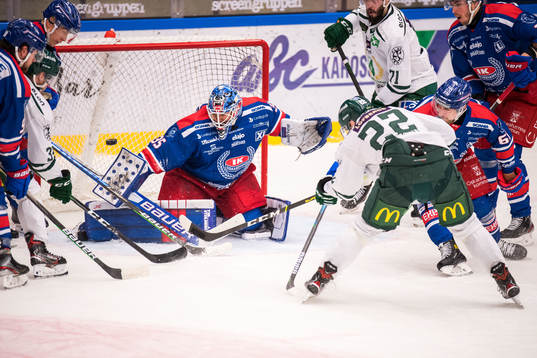 Färjestads Per Åslund gör 1-2 målet bakom Oskarshamns