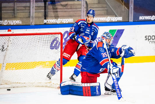 Oskarshamns målvakt Joe Cannata och Andrew O´Brien deppar