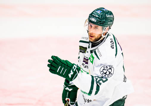 Färjestads Per Åslund jublar