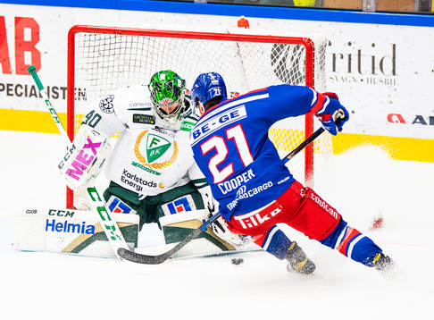 Oskarshamns Brian Cooper och Färjestads målvakt Henrik