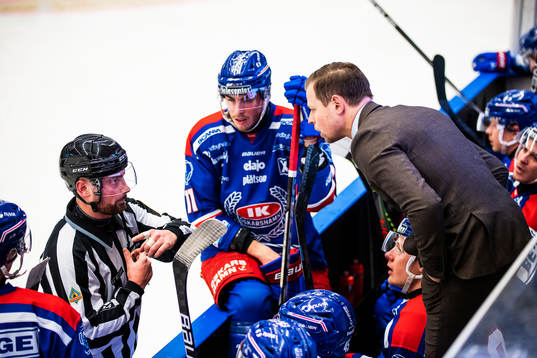 Oskarshamns tränare Martin Filander samtalar med domaren
