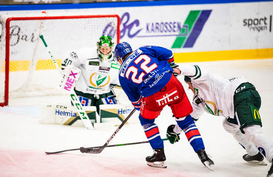 Oskarshamns John Dahlström och Färjestads målvakt Henrik