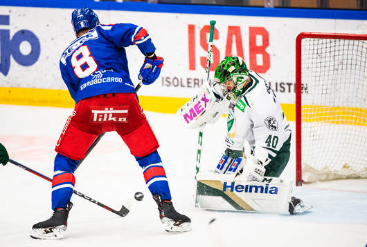 Oskarshamns Fredrik Olofsson och Färjestads målvakt