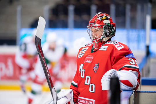 Modos målvakt Anthony Peters värmer upp