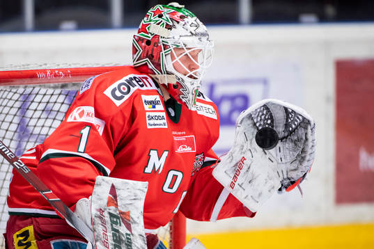 Modos målvakt Oliver Dackell värmer upp