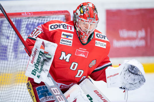 Modos målvakt Anthony Peters värmer upp