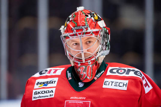 Modos målvakt Anthony Peters värmer upp