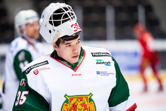 Moras målvakt Matteus Ward värmer upp