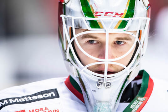 Moras målvakt Olof Lindbom värmer upp