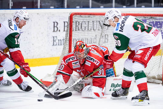 Moras Filip Lennström, Modos målvakt Anthony Peters och