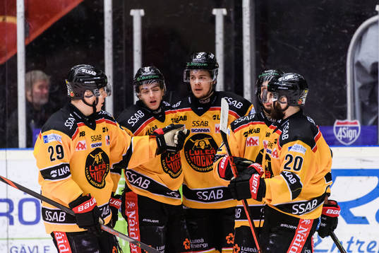 Luleås Filip Hållander jublar med lagkamrater