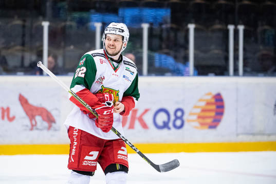 Moras Måns Carlsson jublar