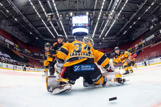Brynäs Adam Pettersson gör 1-2 bakom Luleås målvakt