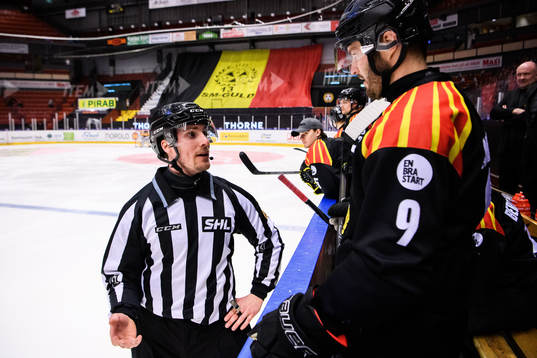 Linjedomare Gustav Jonsson och Brynäs Niclas Andersén i