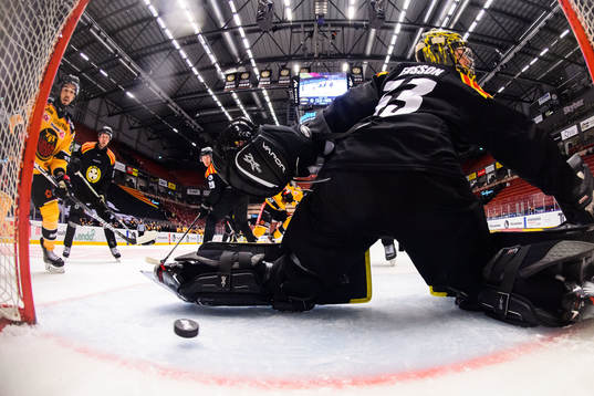 Luleås Filip Hållander gör 0-2 bakom Brynäs målvakt