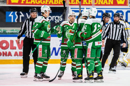 Rögles Joey LaLeggia (m) jublar med lagkamrater
