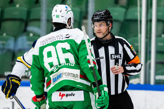 Rögles Eric Gelinas i diskussion med domaren Mikael Nord