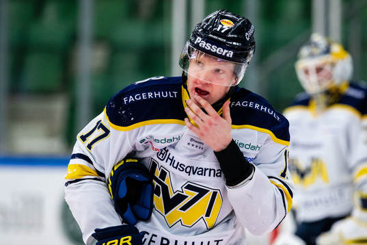 s Emil Johansson tar sig för munnen