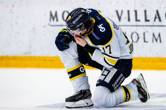 s Emil Johansson tar sig för munnen