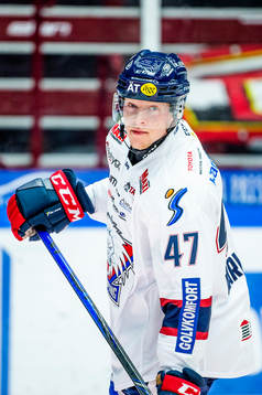 Linköpings Anton Karlsson värmer upp innan