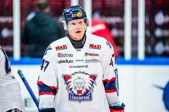 Linköpings Anton Karlsson värmer upp innan