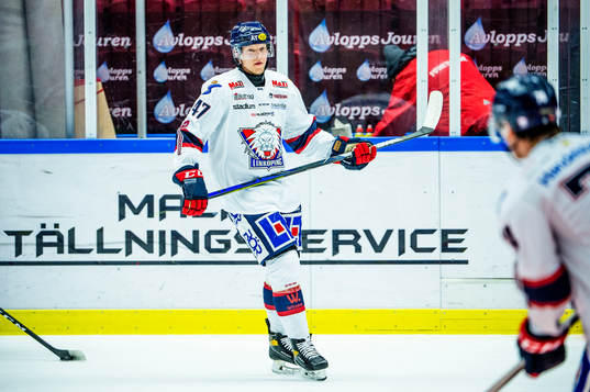 Linköpings Anton Karlsson värmer upp innan