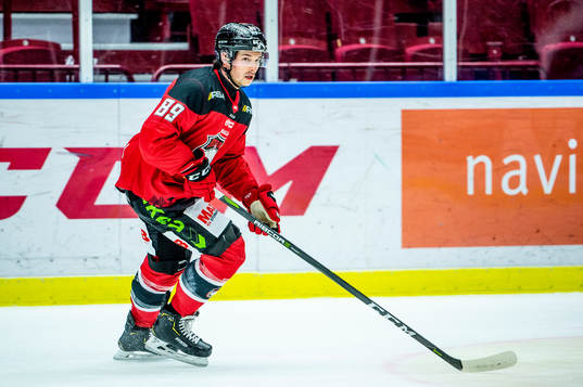 Malmö Redhawks Matt Puempel värmer upp innan