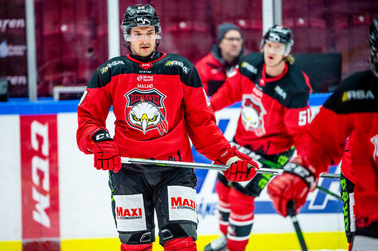 Malmö Redhawks Matt Puempel värmer upp innan