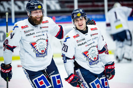Linköpings Jonas Junland och Nikola Pasic jublar