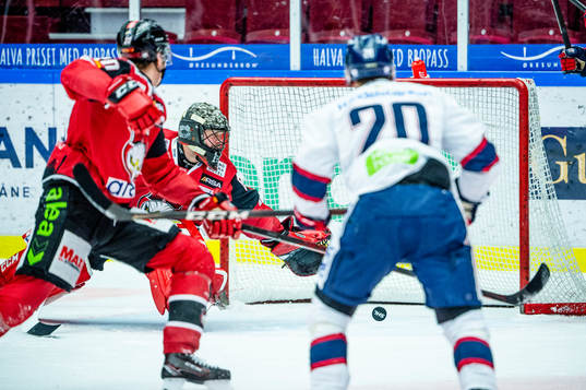 Linköpings Nikola Pasic sätter 0-1 på Malmö Redhawks