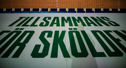 Skylt på läktarplats med texten, Tillsammans för skölden