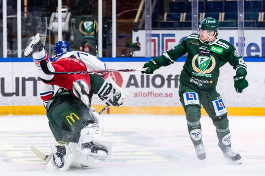 Färjestads målvakt Henrik Haukeland och Linus Arnesson