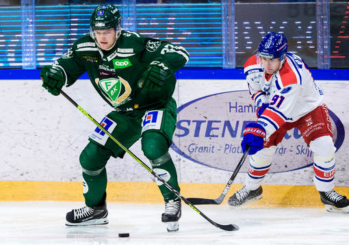 Färjestads Adam Ginning och Oskarshamns Rickard Palmberg