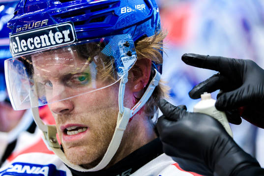 Oskarshamns Philip Samuelsson blöder från örat