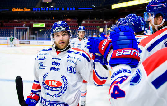 Oskarshamns Adam Janosik jublar med lagkamrater