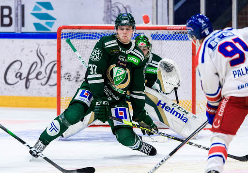 Färjestads Adam Ginning täcker skott