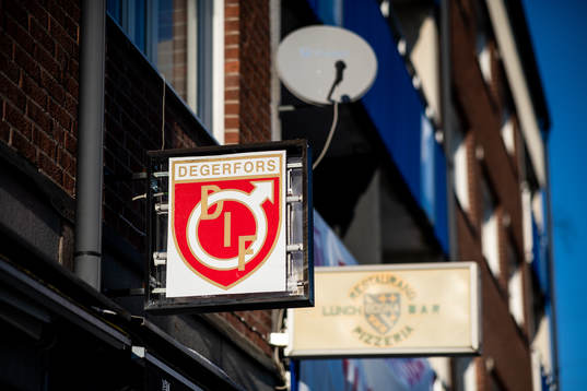 Degerfors IF på en skylt ovanför restaurang Bosna