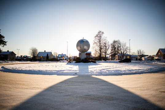 Fotboll i en rondell i Degerfors
