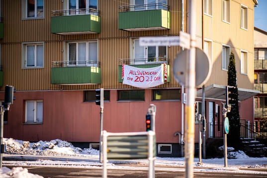 Flagga med Degerfors IF i allsvenskan 2021 hänger på en