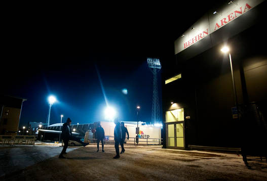 Frölundaspelarna värmer upp med fotboll