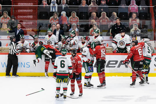 Situation där  Örebros Stefan Warg, Oliver Eklind, Daniel